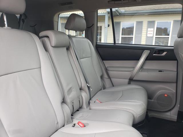 Used 2012 Toyota Highlander SE image 18