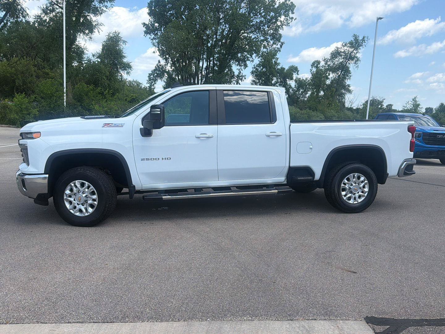Used 2024 Chevrolet Silverado 2500 LT AWD/4WD image 2