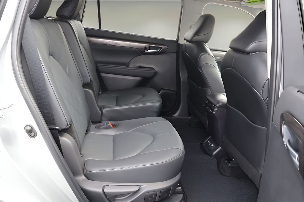 Certified 2024 Toyota Highlander Platinum AWD/4WD image 20