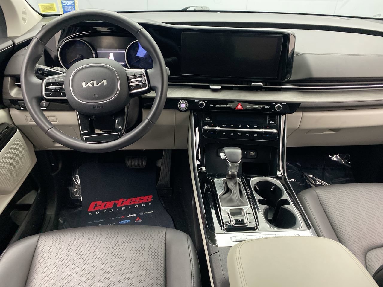 Used 2024 Kia Carnival EX FWD image 15