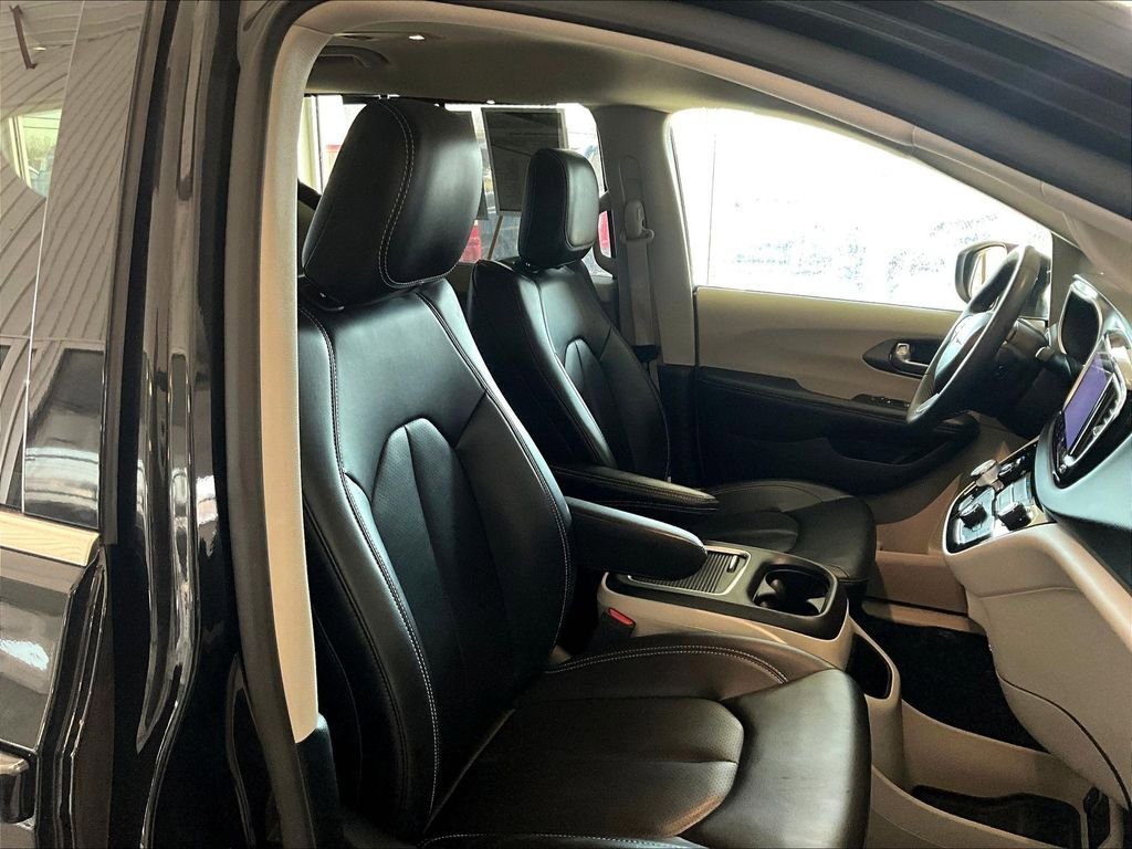 Used 2023 Chrysler Pacifica Touring-L FWD image 11