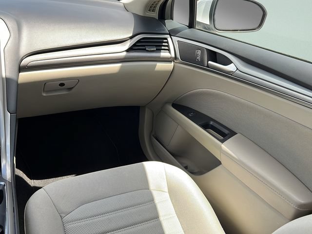 Used 2019 Ford Fusion SE FWD image 18