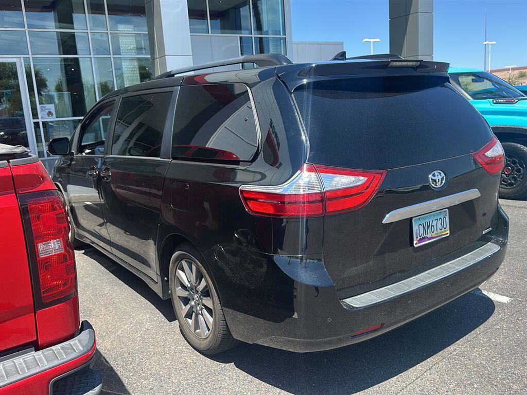 Used 2018 Toyota Sienna Limited Premium w/ Carpet Mat Package FWD image 4