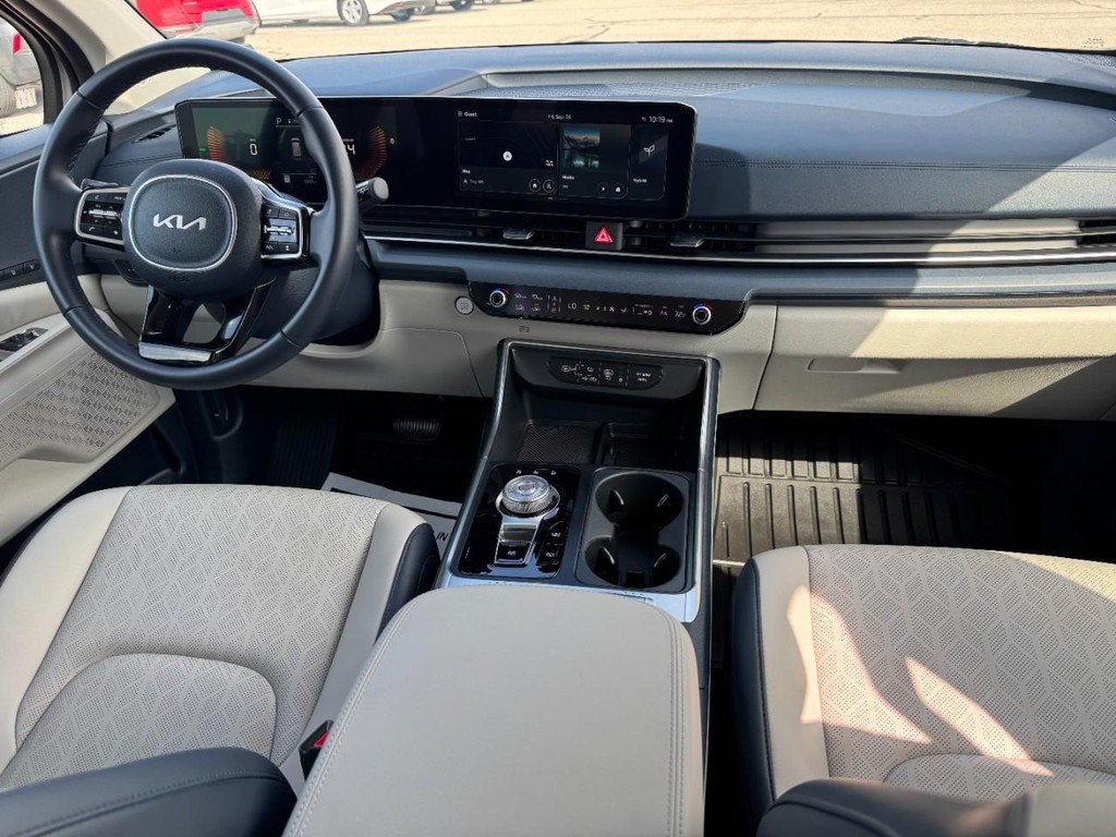 Used 2025 Kia Carnival EX FWD image 15