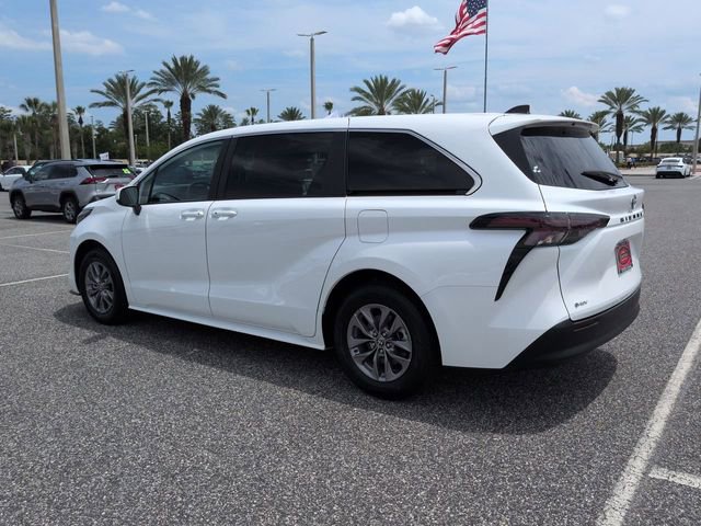 Certified 2025 Toyota Sienna LE FWD image 6