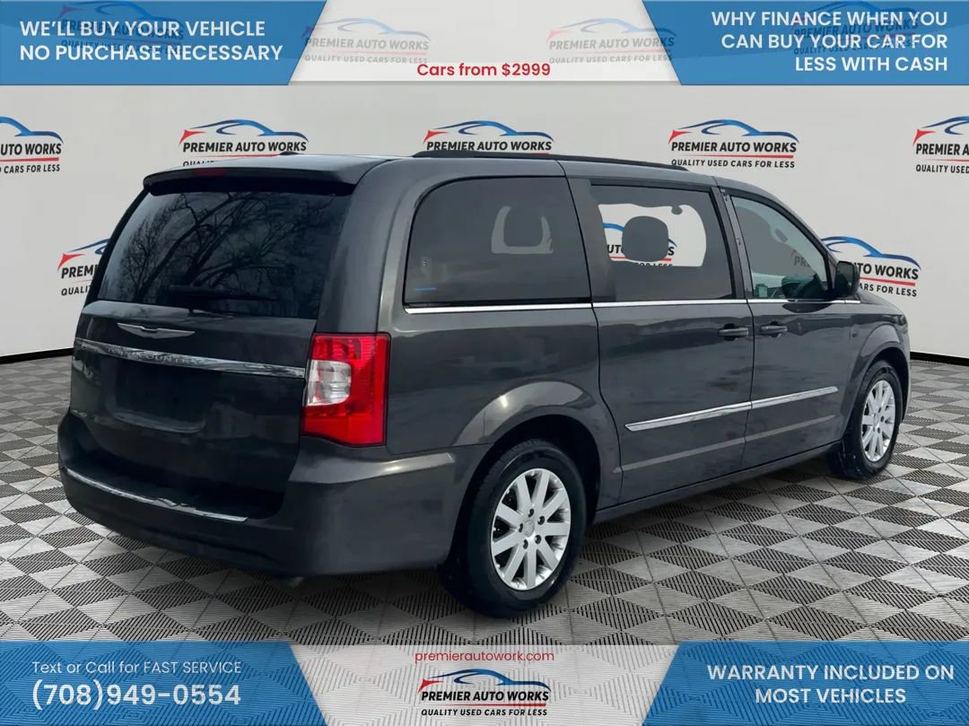 Used 2015 Chrysler Town & Country Touring image 4