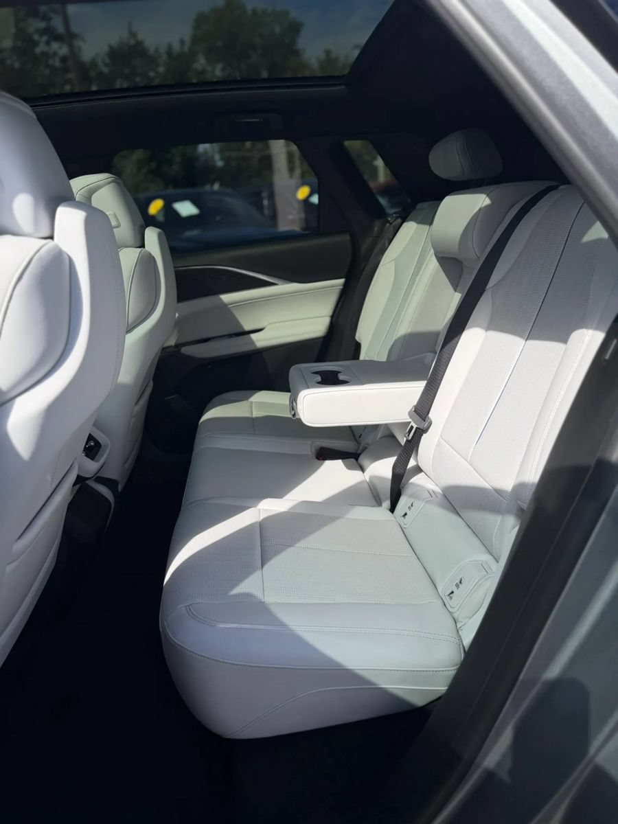 Used 2024 Cadillac Lyriq Luxury AWD/4WD image 20