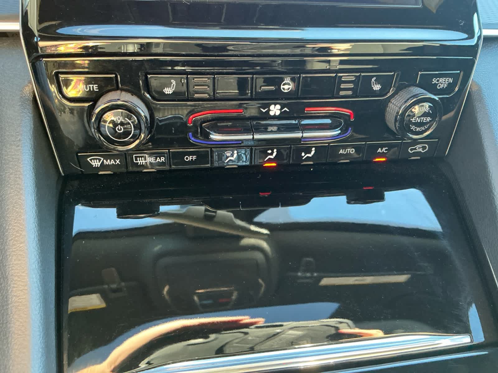 Used 2025 Jeep Grand Cherokee Altitude AWD/4WD image 21