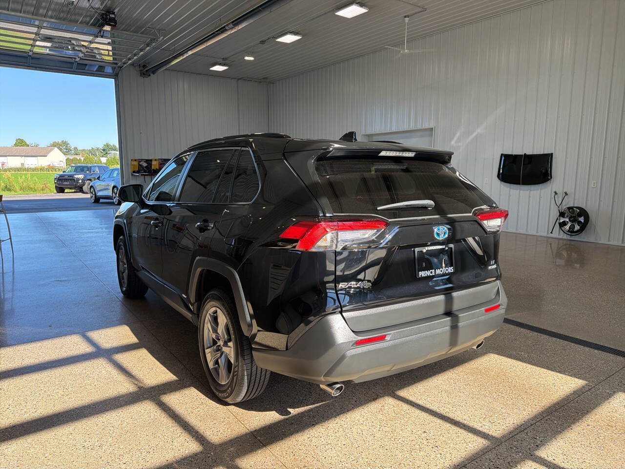 Used 2022 Toyota RAV4 LE AWD/4WD image 3
