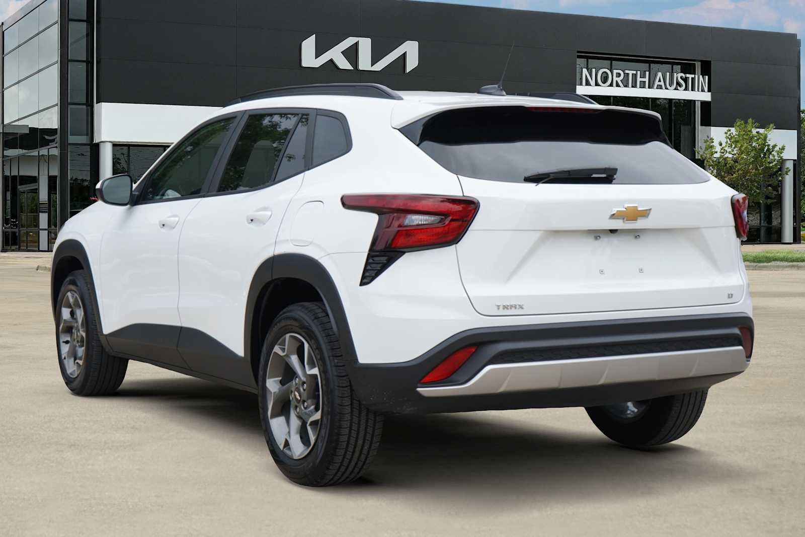 Used 2025 Chevrolet Trax LT FWD image 4