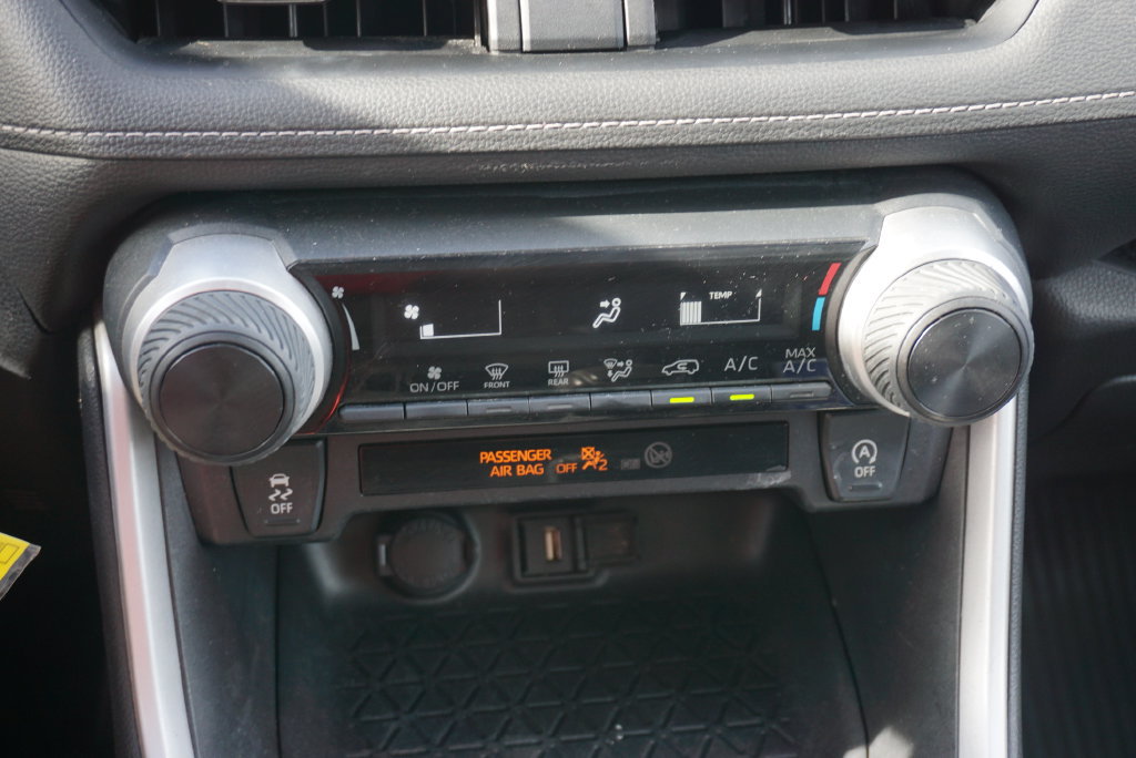 Used 2022 Toyota RAV4 LE AWD/4WD image 18