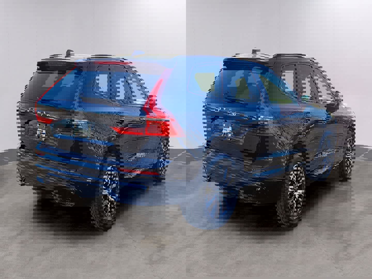 Used 2024 Volvo XC60 B5 Plus image 4