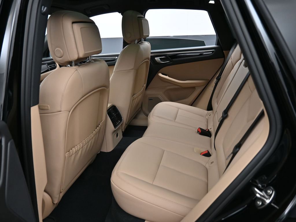 Used 2025 Porsche Macan AWD/4WD image 25