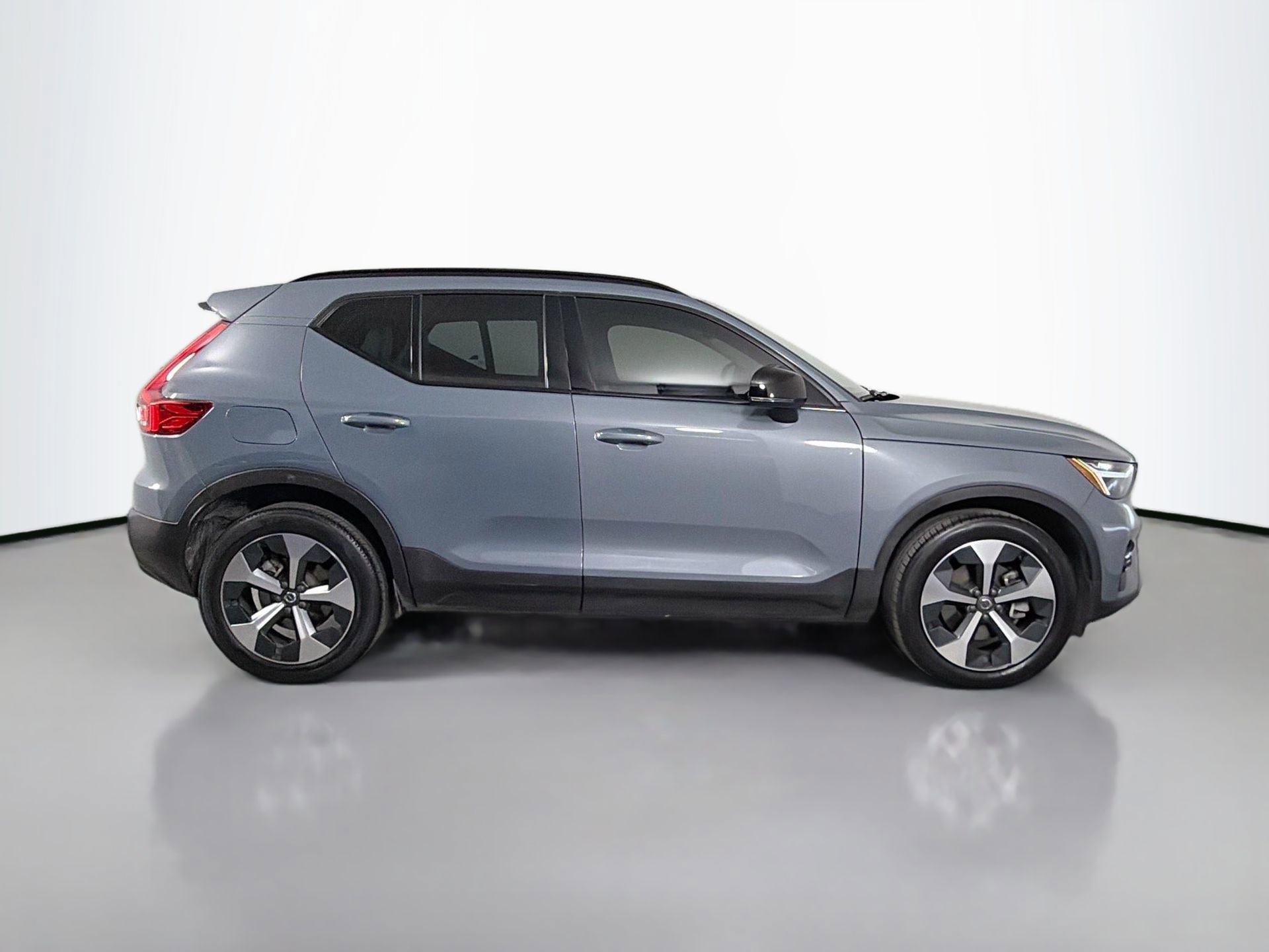 Certified 2023 Volvo XC40 B5 Plus w/ Protection Package Premier image 5