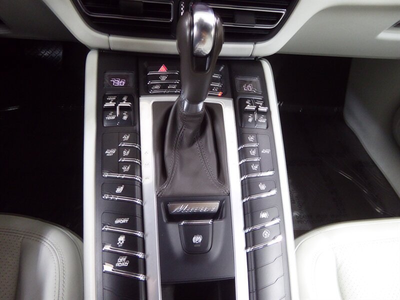 Used 2021 Porsche Macan S AWD/4WD image 17
