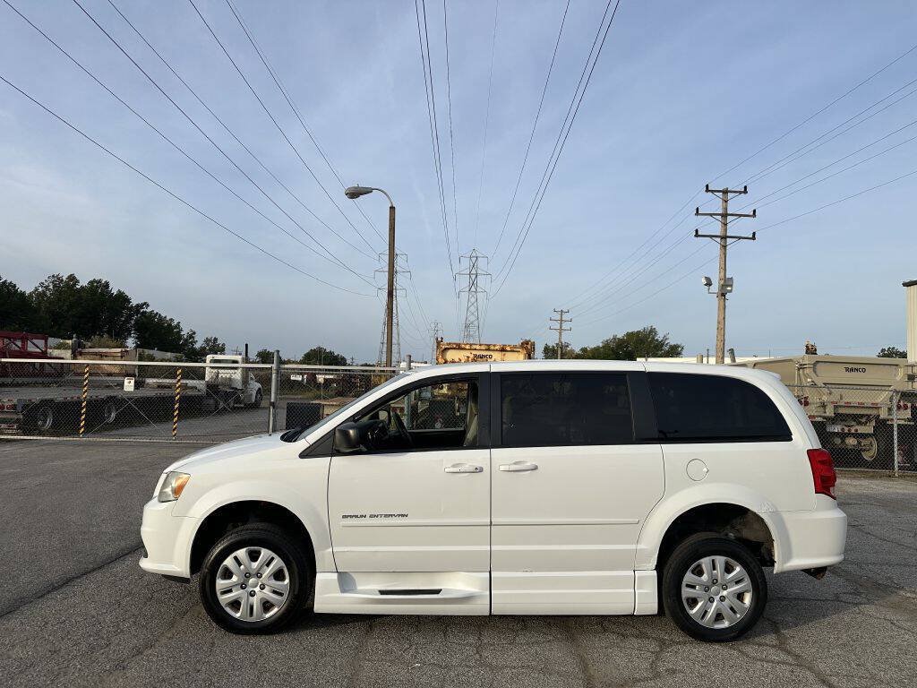 Used 2014 Dodge Grand Caravan SE w/ Quick Order Package 29E SE FWD image 2
