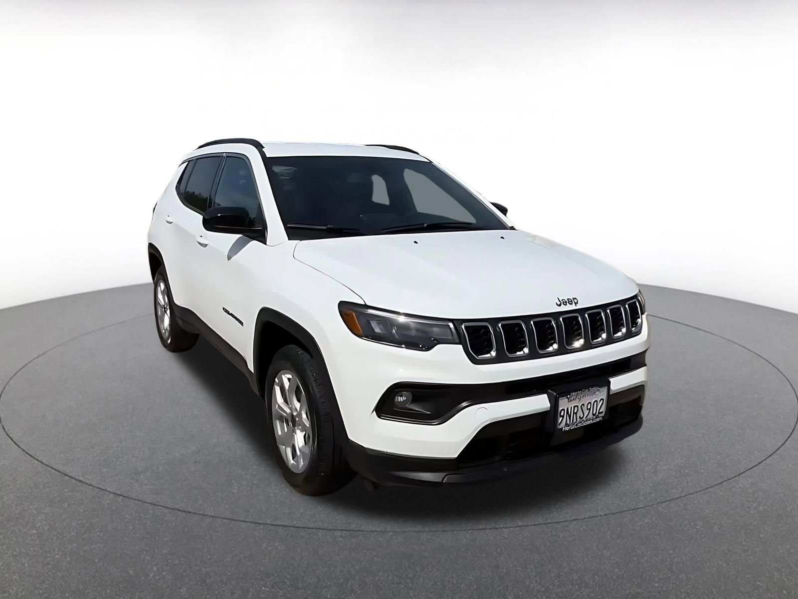Used 2025 Jeep Compass Latitude AWD/4WD image 3