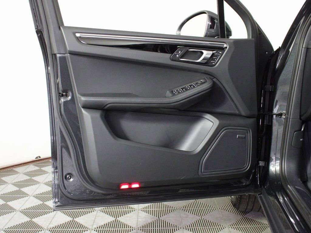 Certified 2026 Porsche Macan image 15