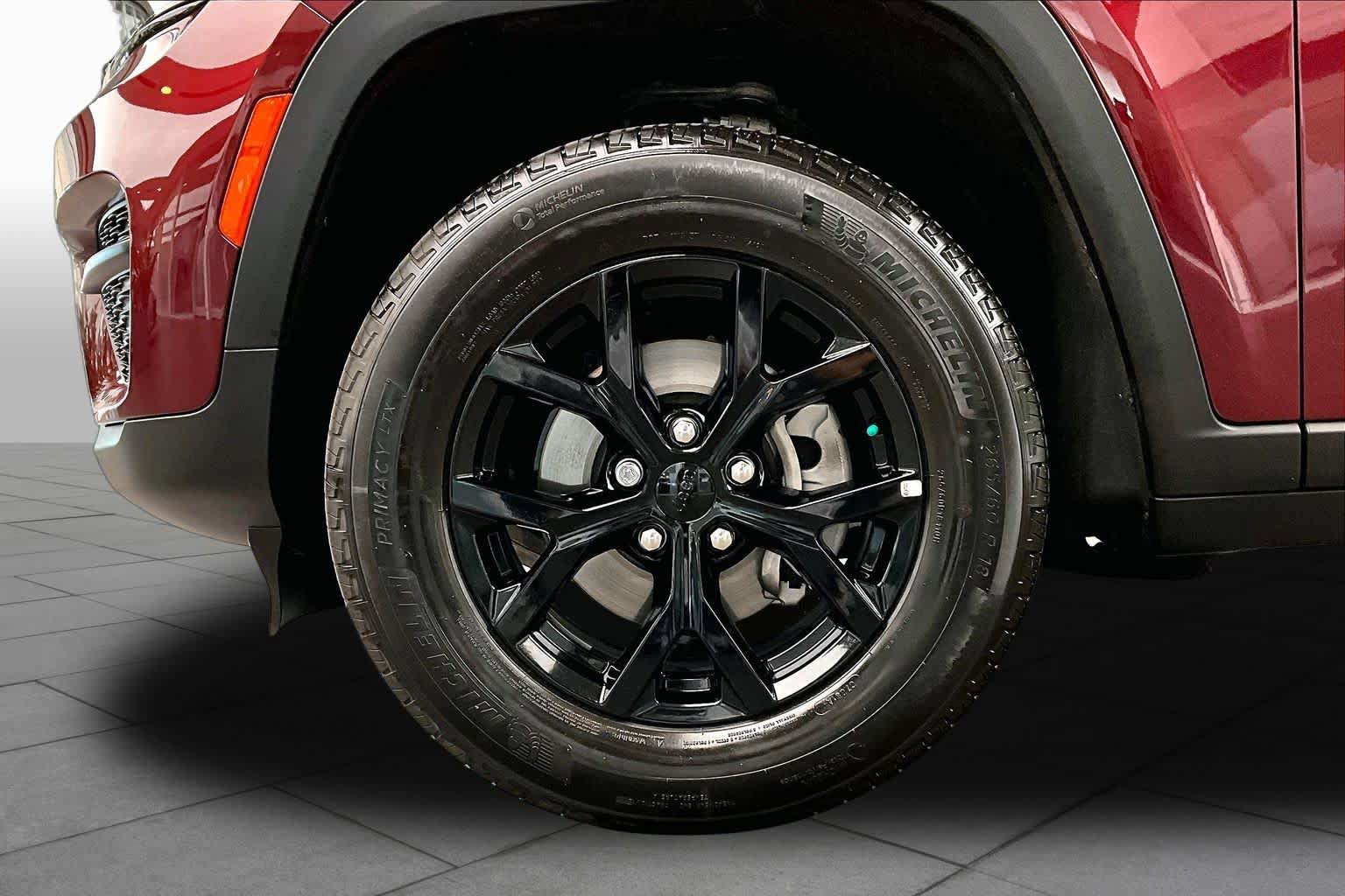 Used 2025 Jeep Grand Cherokee Altitude RWD image 11