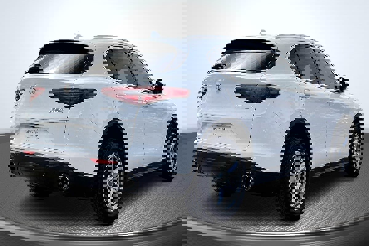 Used 2018 Alfa Romeo Stelvio AWD image 13