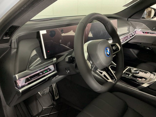 Used 2025 BMW 750e xDrive AWD/4WD image 17