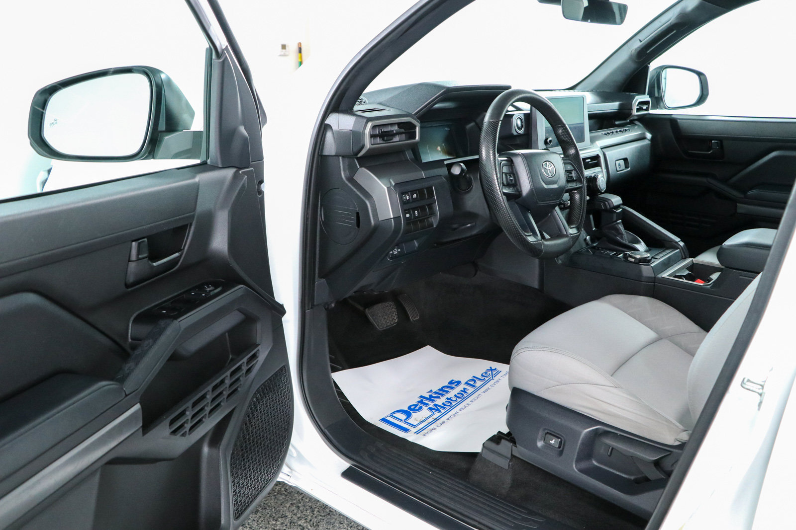 Used 2024 Toyota Tacoma SR5 AWD/4WD image 3