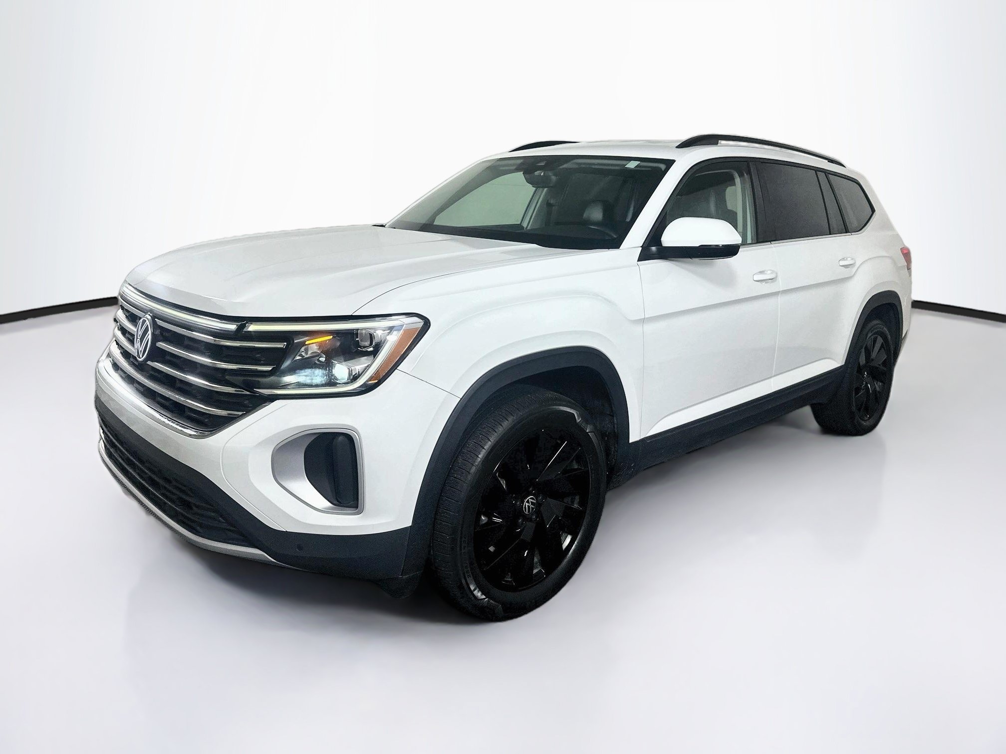 Used 2024 Volkswagen Atlas SE w/ Black Wheel Package FWD image 3