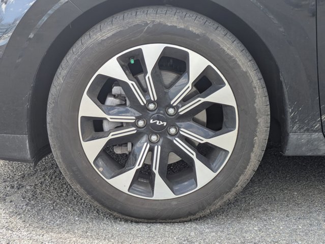 Used 2024 Kia Carnival EX image 9