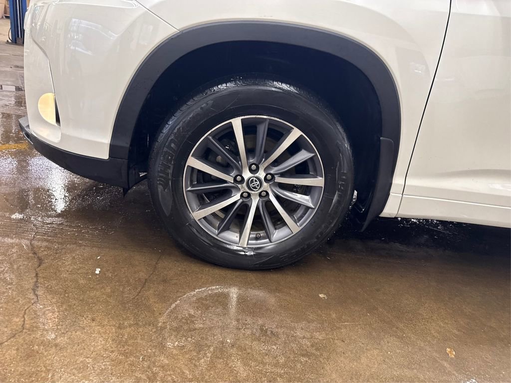 Used 2017 Toyota Highlander XLE w/ Carpet Mat Package image 12