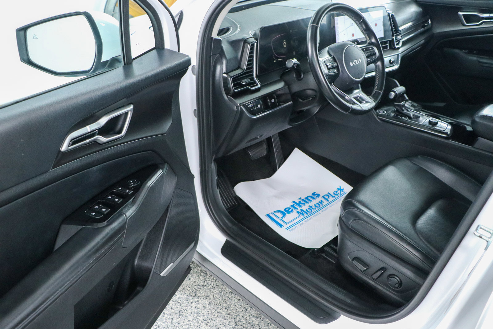 Used 2023 Kia Sportage EX FWD image 3