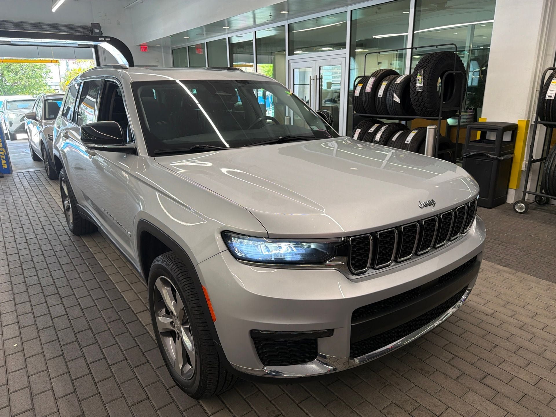 Used 2021 Jeep Grand Cherokee L Limited AWD/4WD video 3