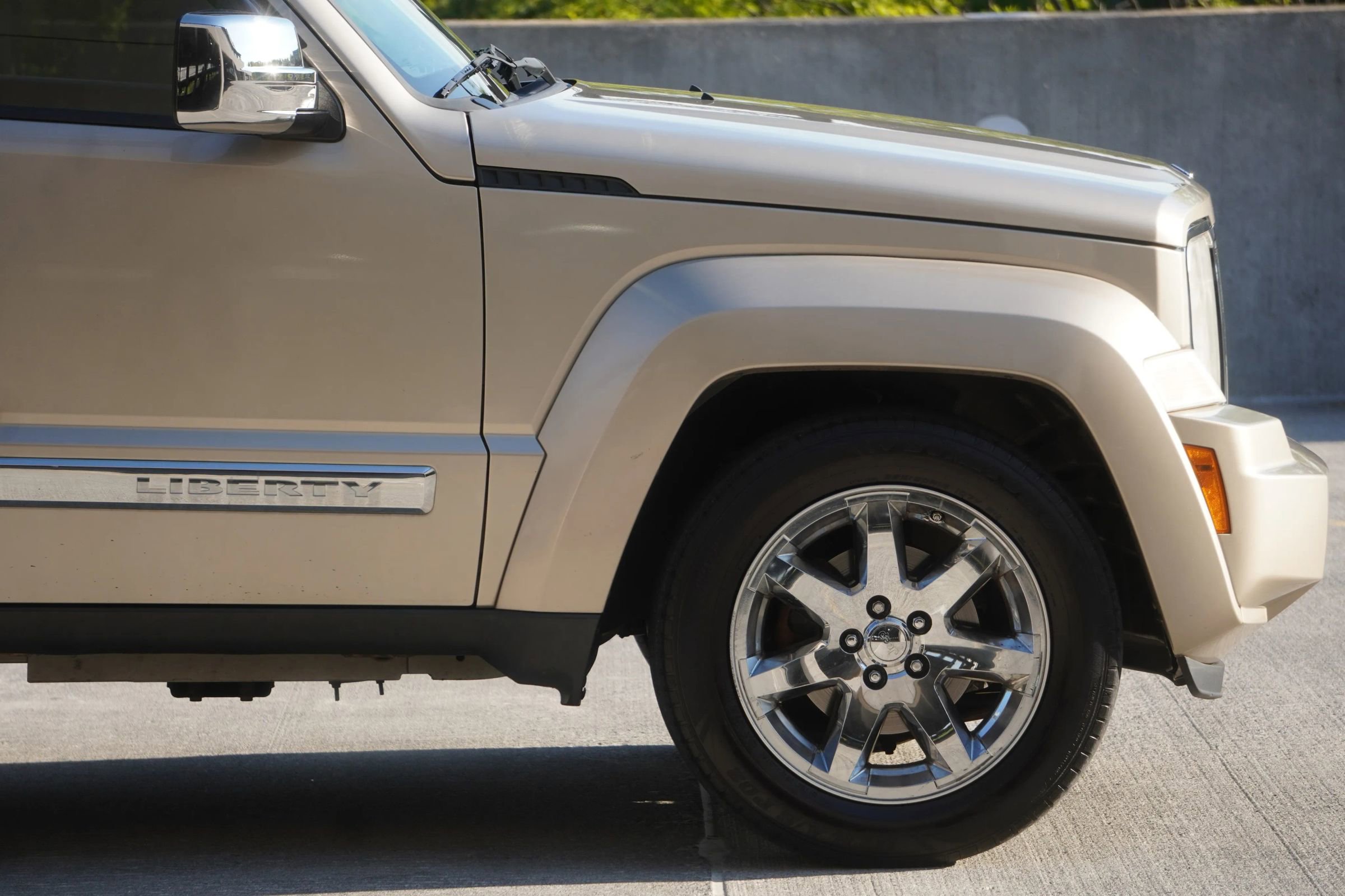 Used 2010 Jeep Liberty Limited w/ Tire & Wheel Group image 20