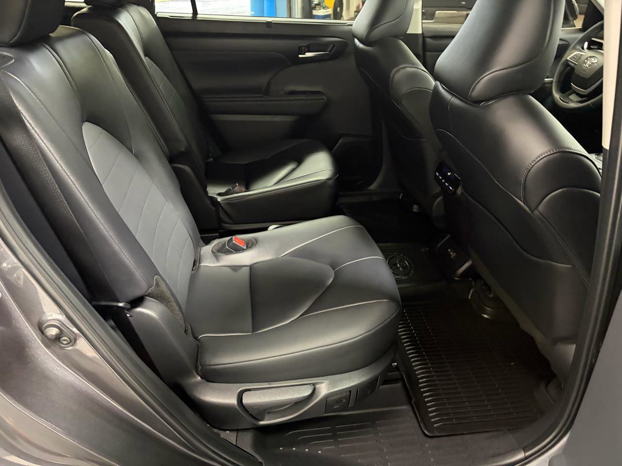 Used 2025 Toyota Highlander XLE image 19