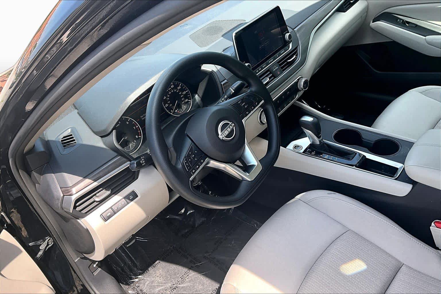 Used 2025 Nissan Altima 2.5 SV FWD image 18