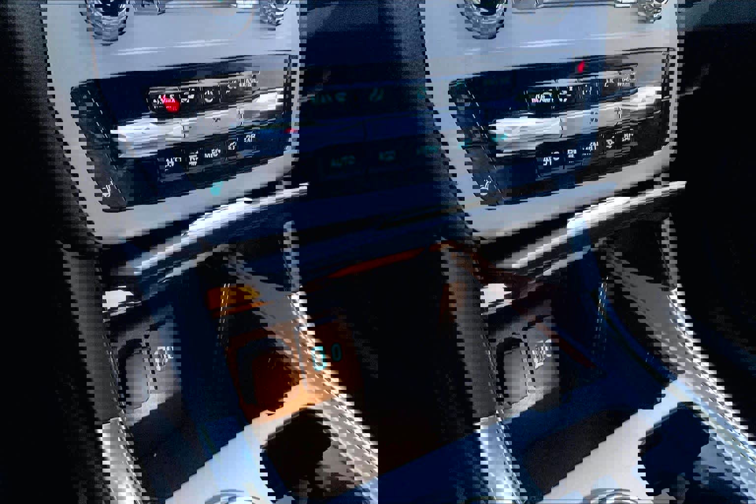 Used 2024 Ford Explorer XLT w/ Equipment Group 202A image 33