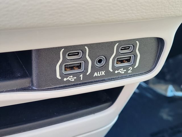 Used 2021 Chrysler Pacifica Touring FWD image 25