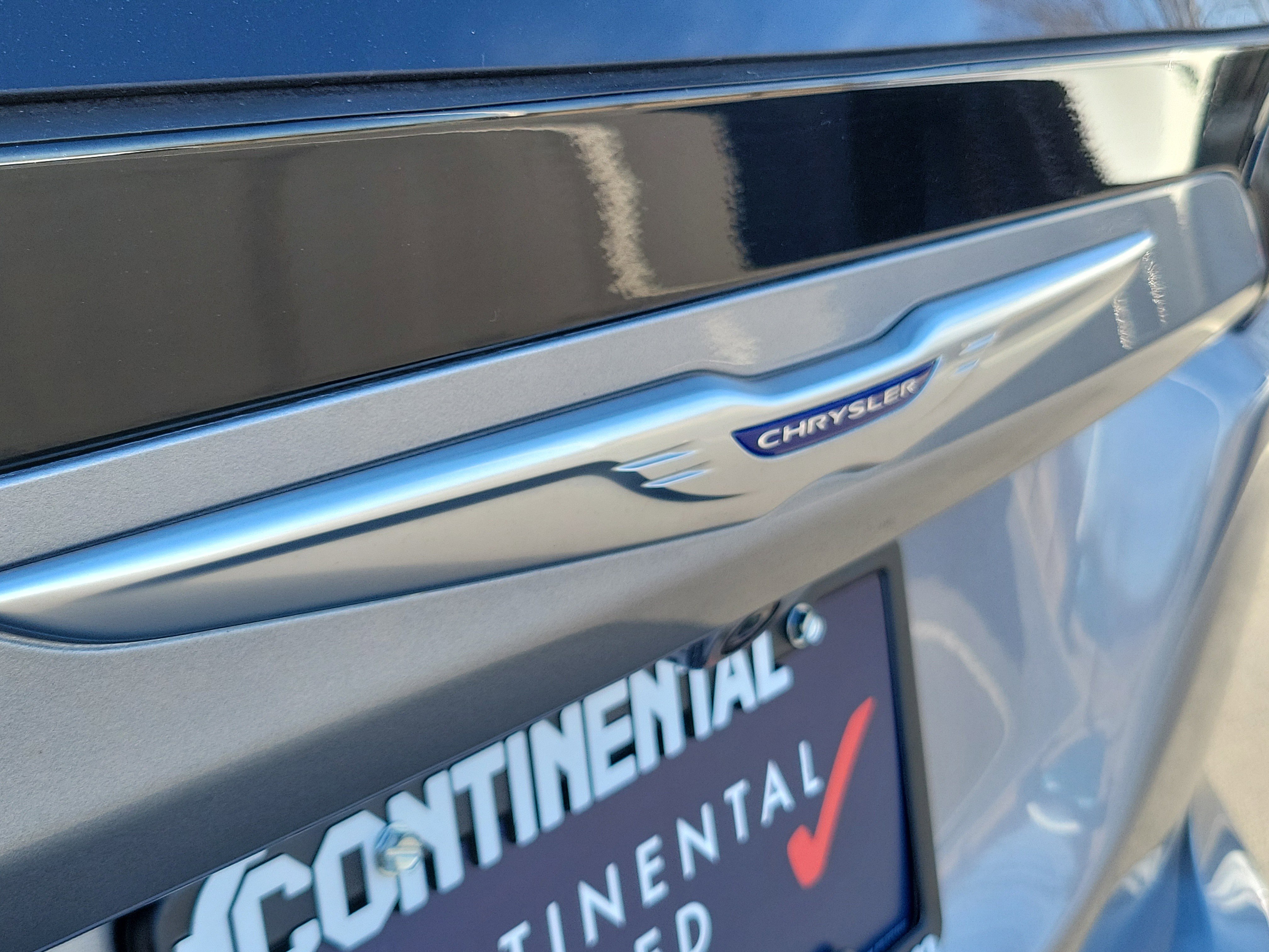 Used 2019 Chrysler Pacifica Touring-L Plus w/ Tire & Wheel Group image 7