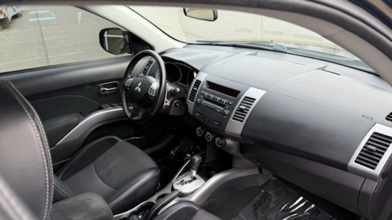 Used 2012 Mitsubishi Outlander SE image 16