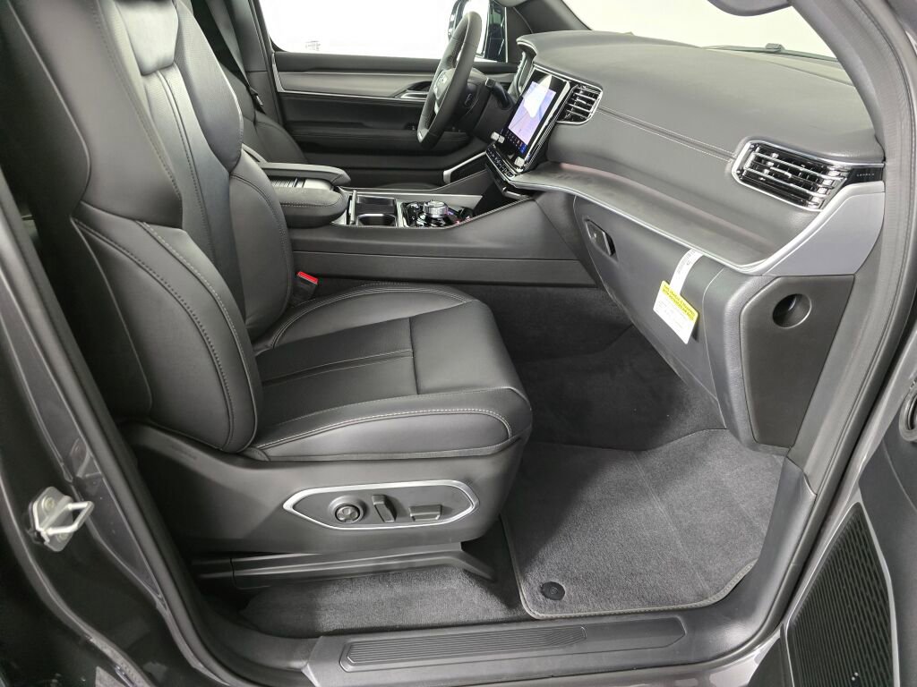 New 2025 Jeep Wagoneer 4WD w/ HD Trailer Tow Package image 27