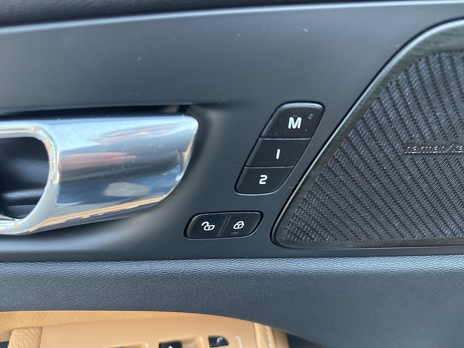 Used 2019 Volvo XC60 T5 Momentum w/ Multimedia Package AWD/4WD image 37