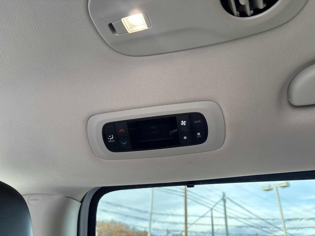 Used 2024 Chrysler Pacifica Touring-L image 39