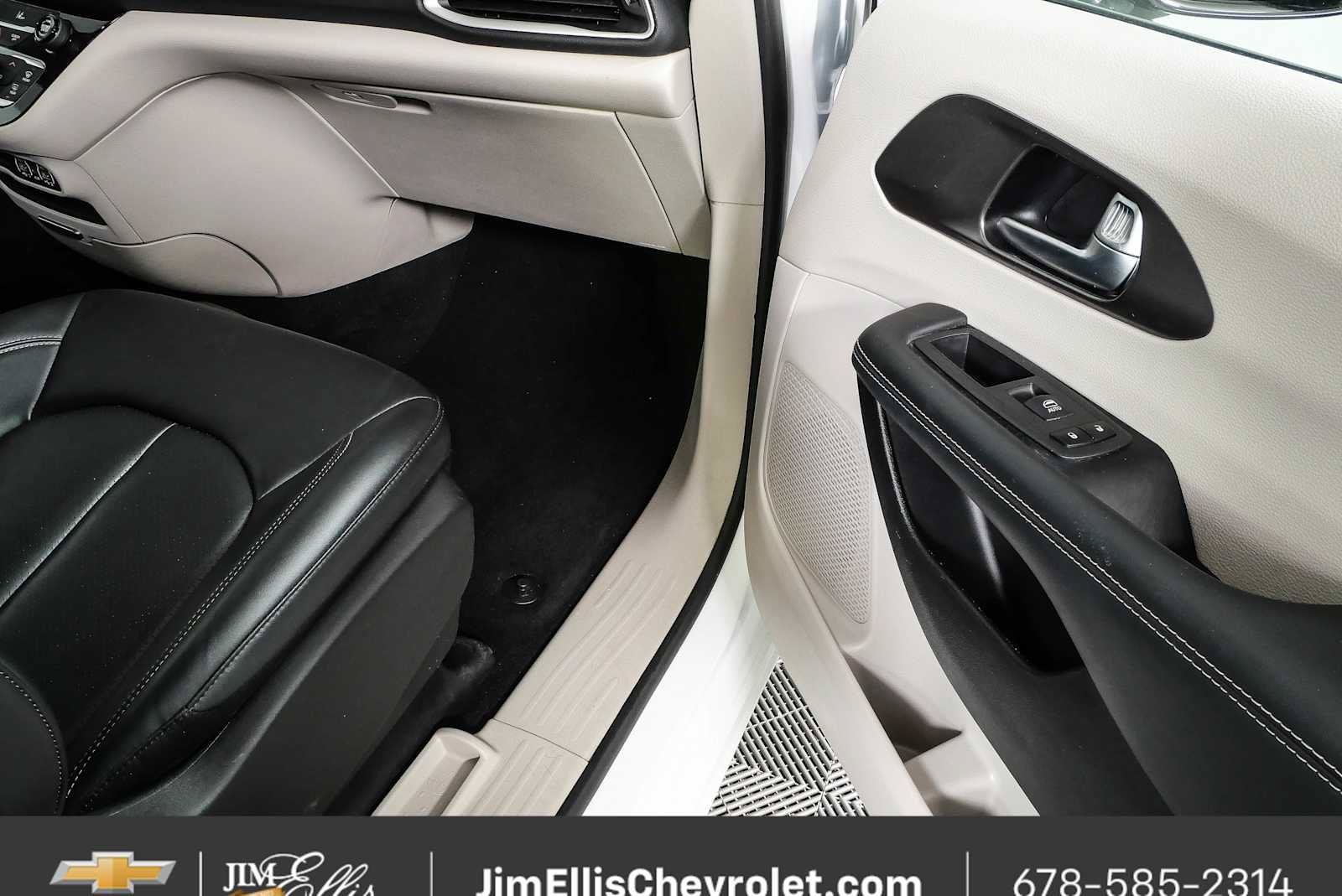 Used 2024 Chrysler Pacifica Touring-L FWD image 22