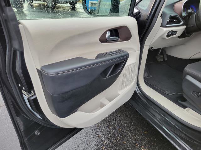 Used 2023 Chrysler Voyager LX image 6