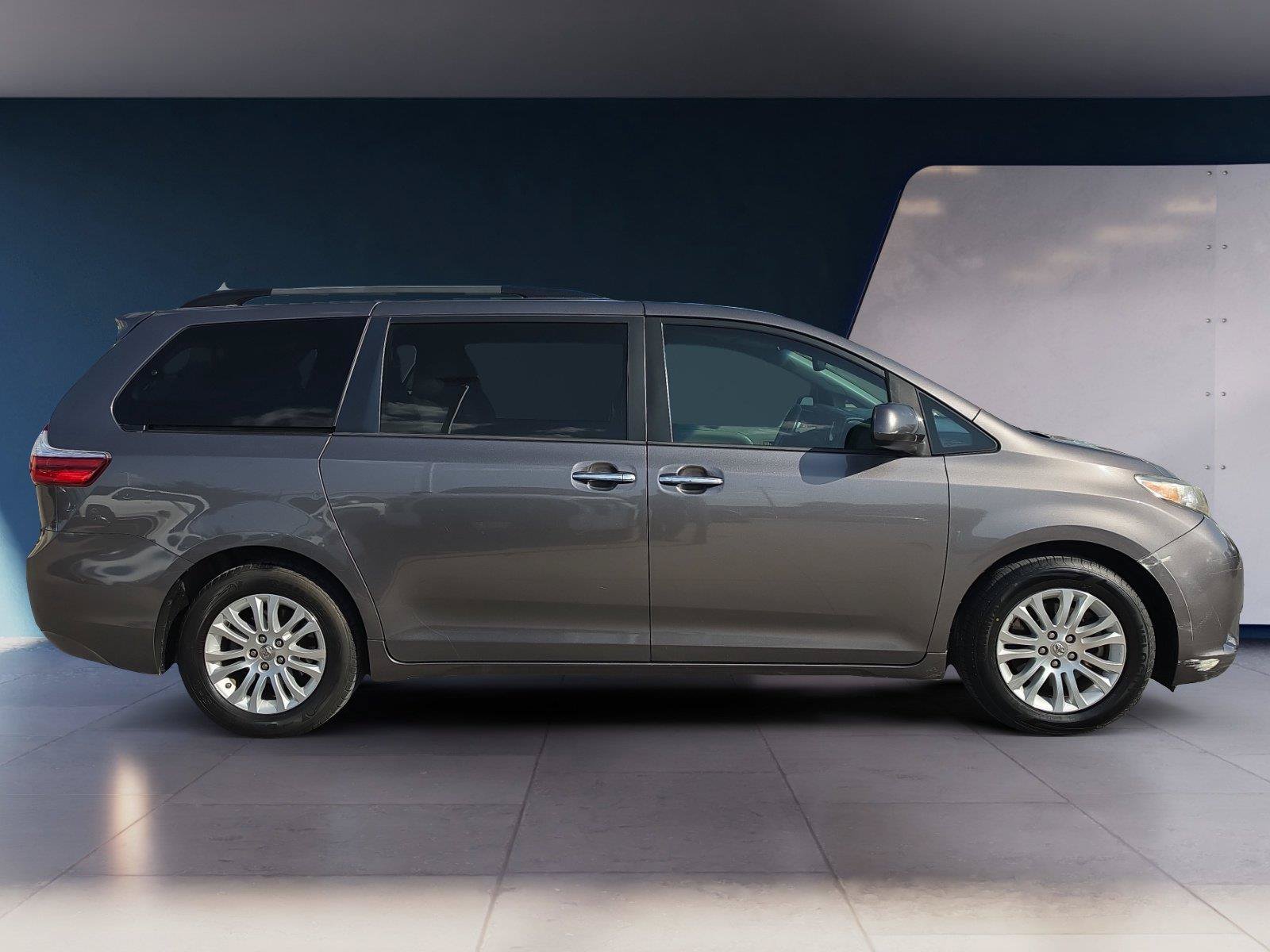Used 2017 Toyota Sienna XLE Premium FWD image 6