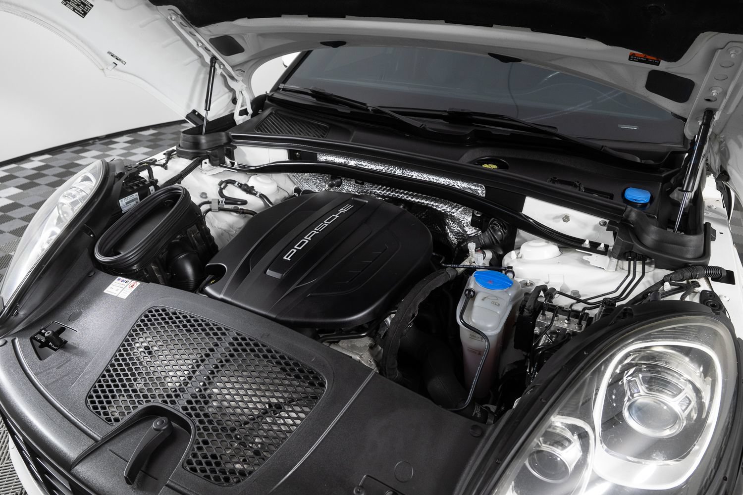 Used 2018 Porsche Macan AWD/4WD image 43