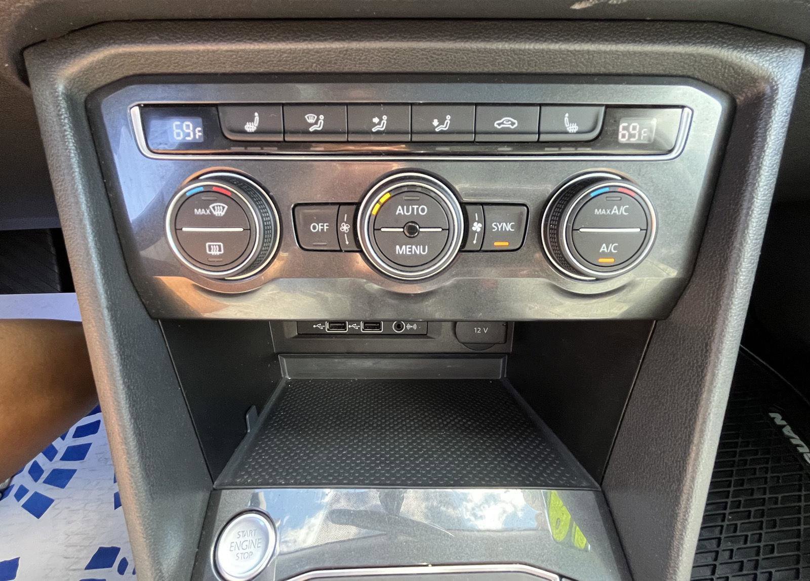 Used 2019 Volkswagen Tiguan SE w/ Panoramic Sunroof Package image 12