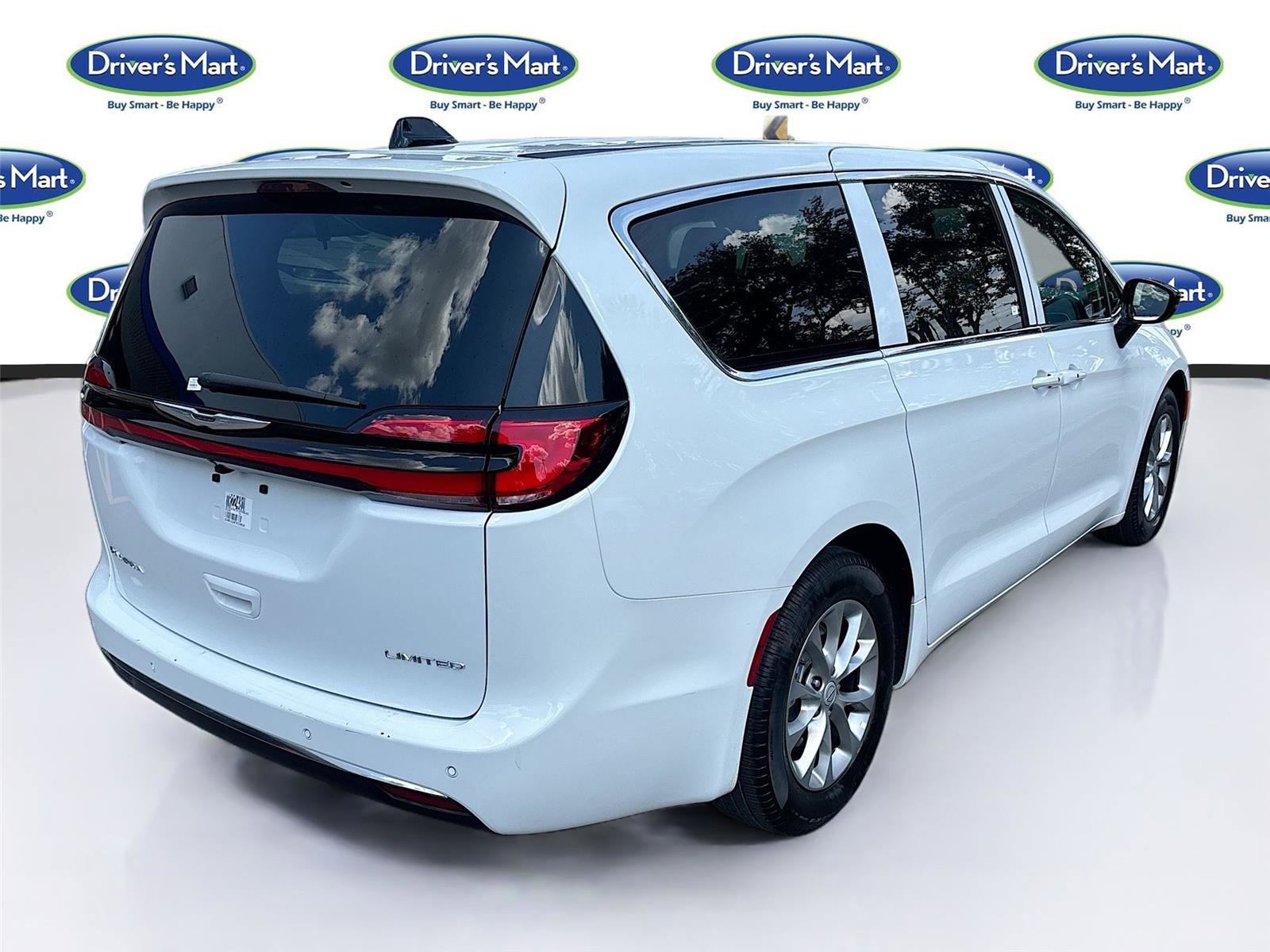 Used 2026 Chrysler Pacifica Limited FWD image 7