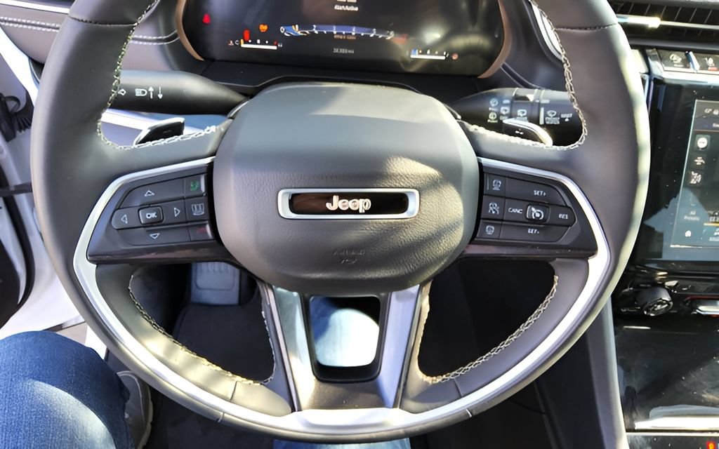 Used 2023 Jeep Grand Cherokee Altitude AWD/4WD image 17