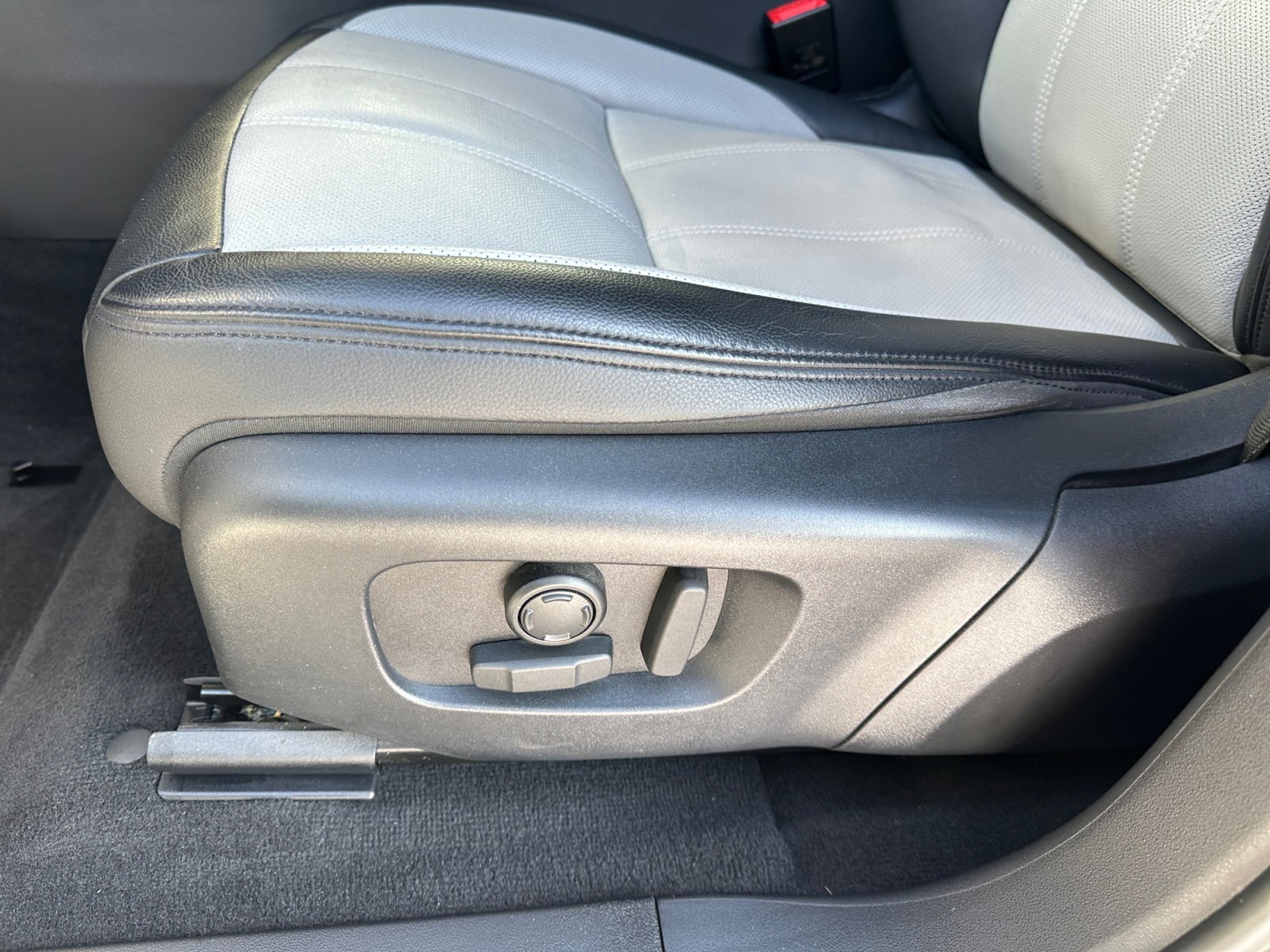 Used 2023 Land Rover Range Rover Evoque R-Dynamic S image 13