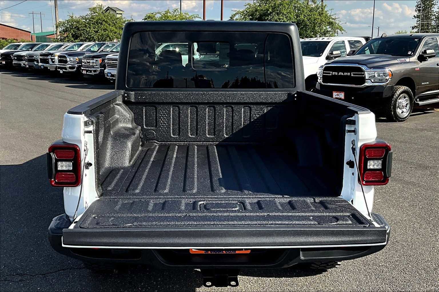 New 2025 Jeep Gladiator Sport image 19